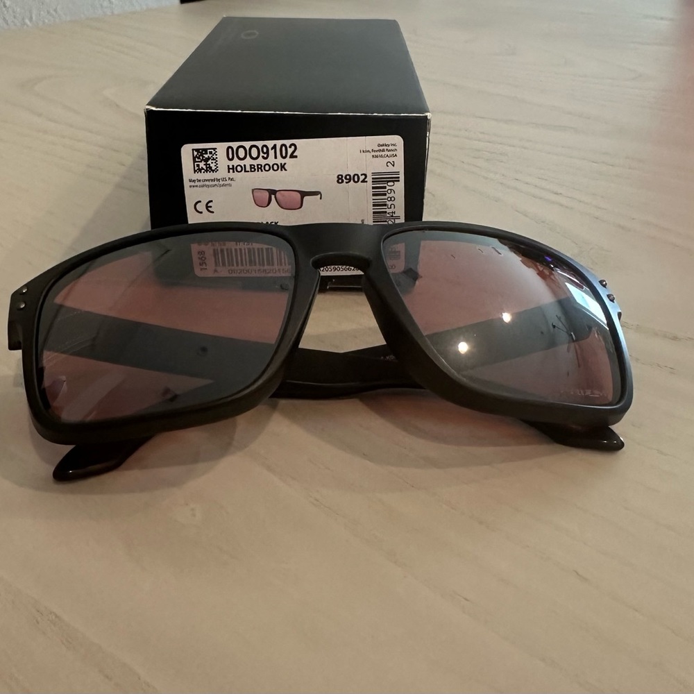 Oakley sunglasses 
HOLBROOK
MATTE BLACK
PRIZM DARK GOLF